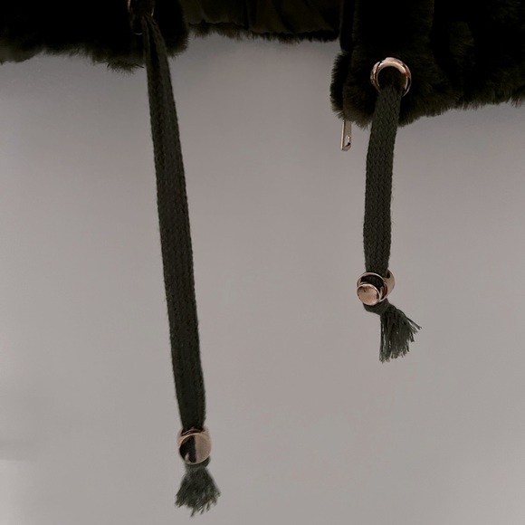 NWT Carmar Faux Fur Zip Front Crop Jacket - Picture 5 of 6